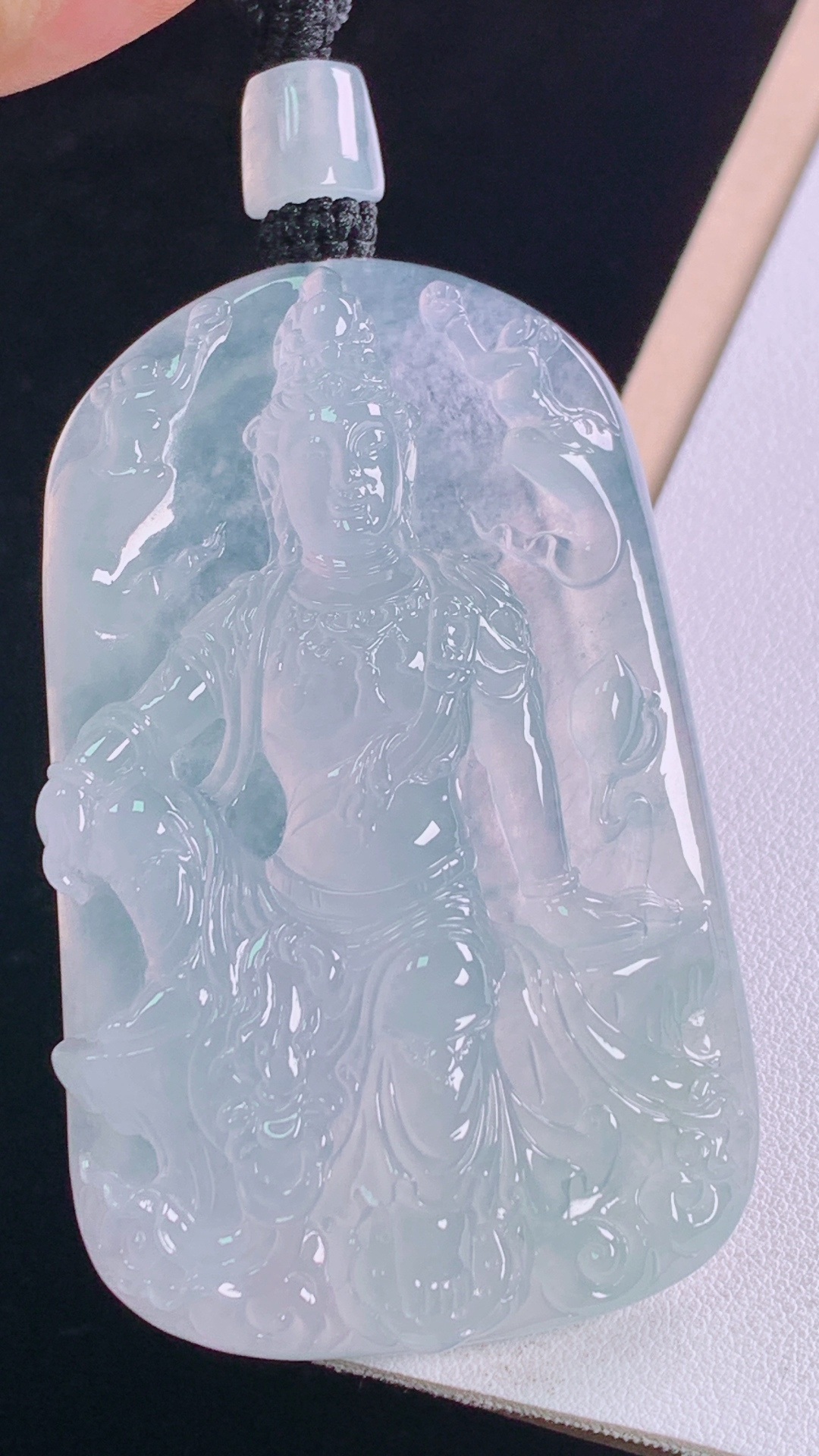 高冰观音菩萨 种水，冰晶玉洁，无裂 尺寸:71.5-44.7-12.4mm 25