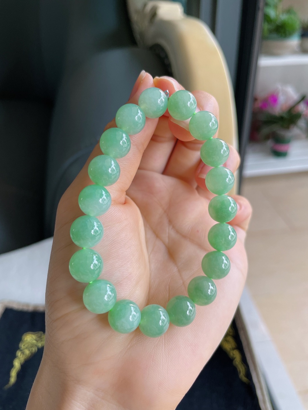 ️天然翡翠A货，冰满绿冰浅绿手串，尺寸：10mm。【编3983】