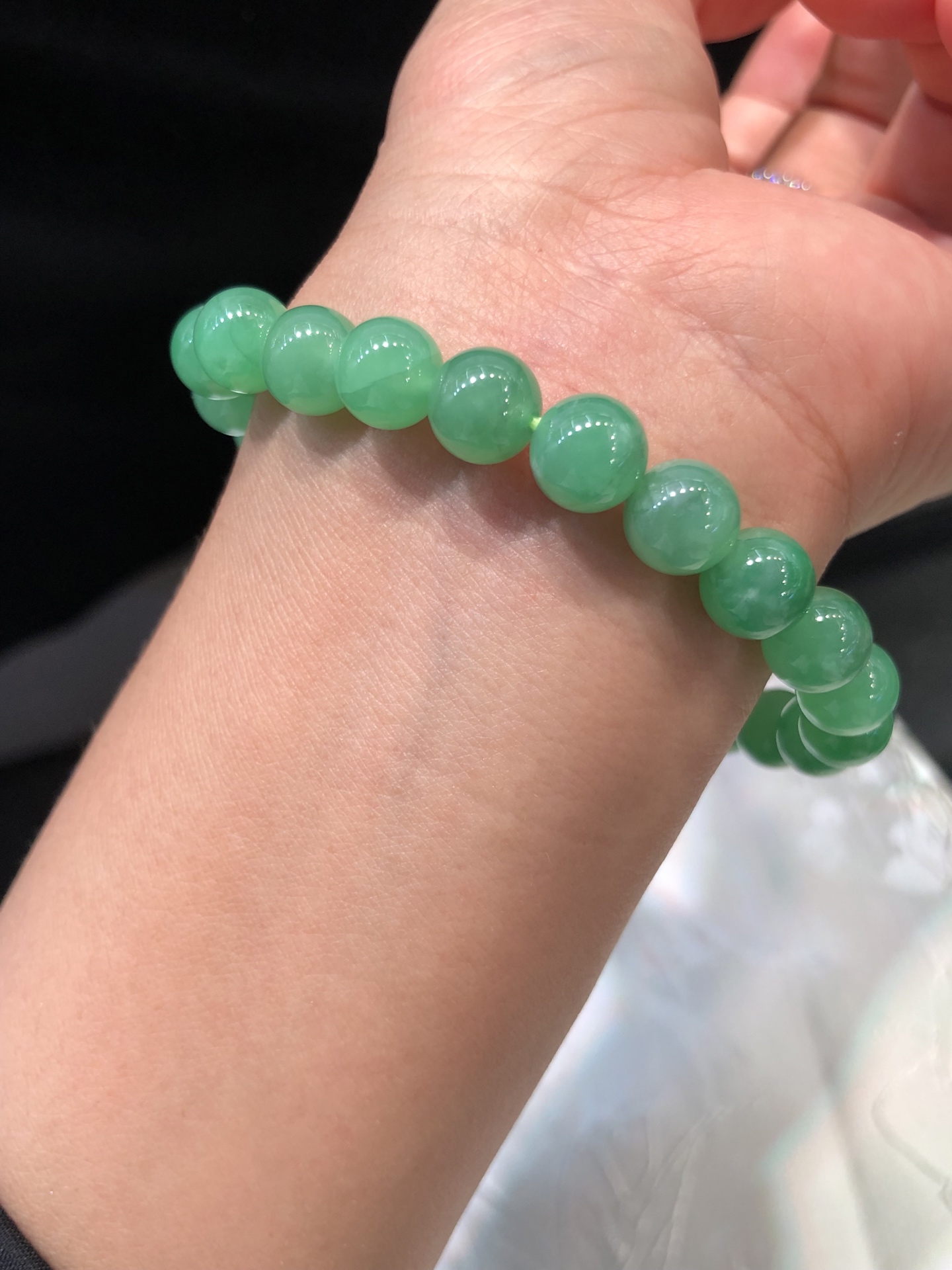 果阳绿圆珠手串 水润冰胶，色甜色阳 种色均匀，见光不失色 尺寸如图一  实物更美～