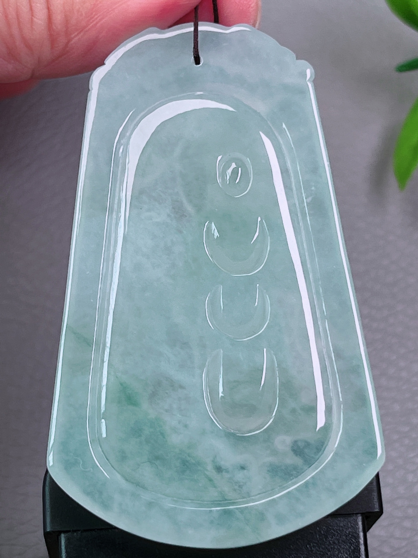 高冰种山水观音牌，无裂，油洁精致，冰透水润，起荧光，尺寸：67.5-40.9-6.5