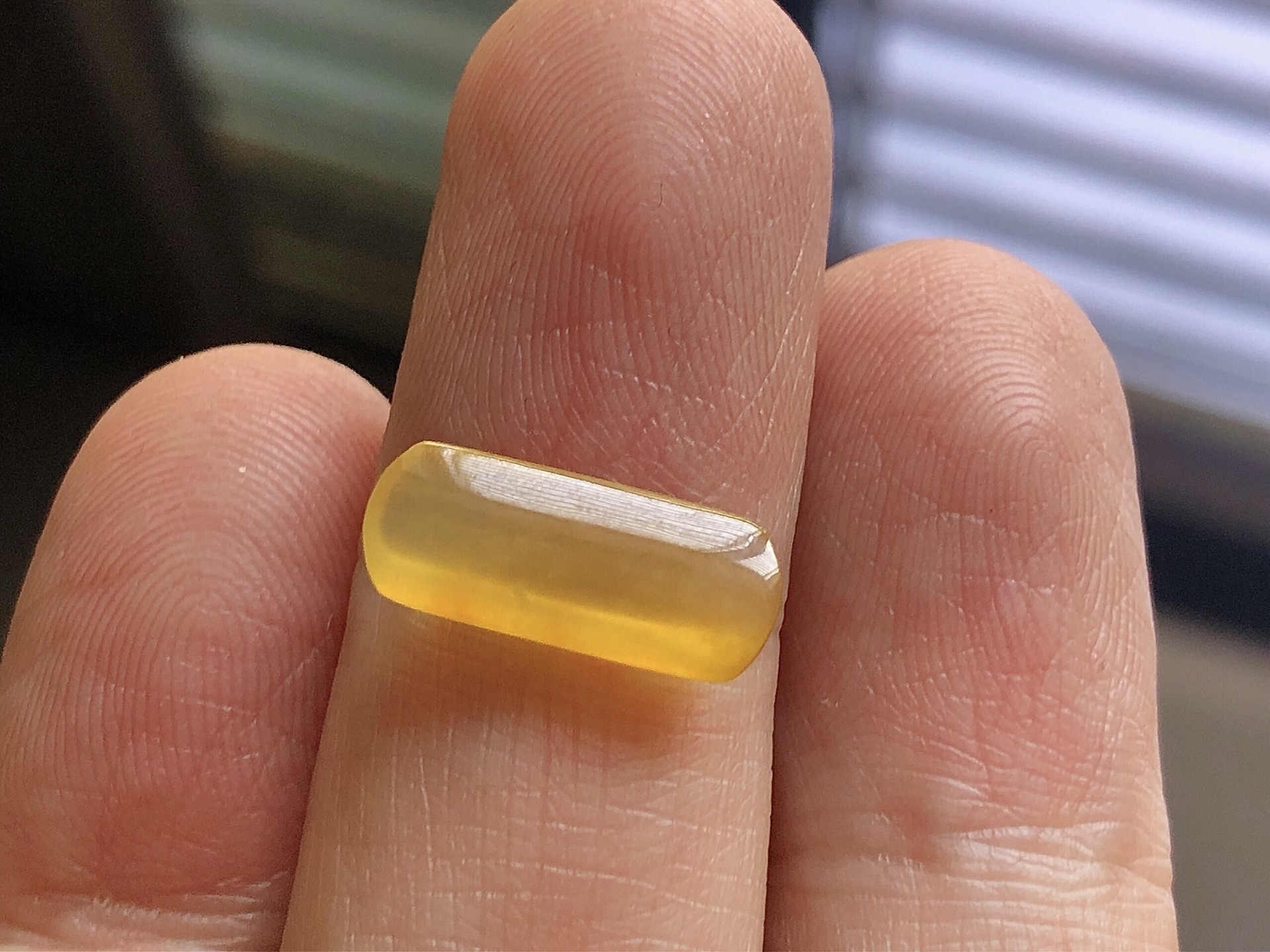 高冰黄翡马鞍， 色泽极美，通透水润，玉质细腻，夺目迷人，镶嵌效果，品相，无裂，尺寸15.1*6.3*3.6