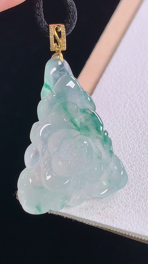 18K冰飘花莲花吊坠，无裂，尺寸:38.8-32.8-22.6-5.6mm 26