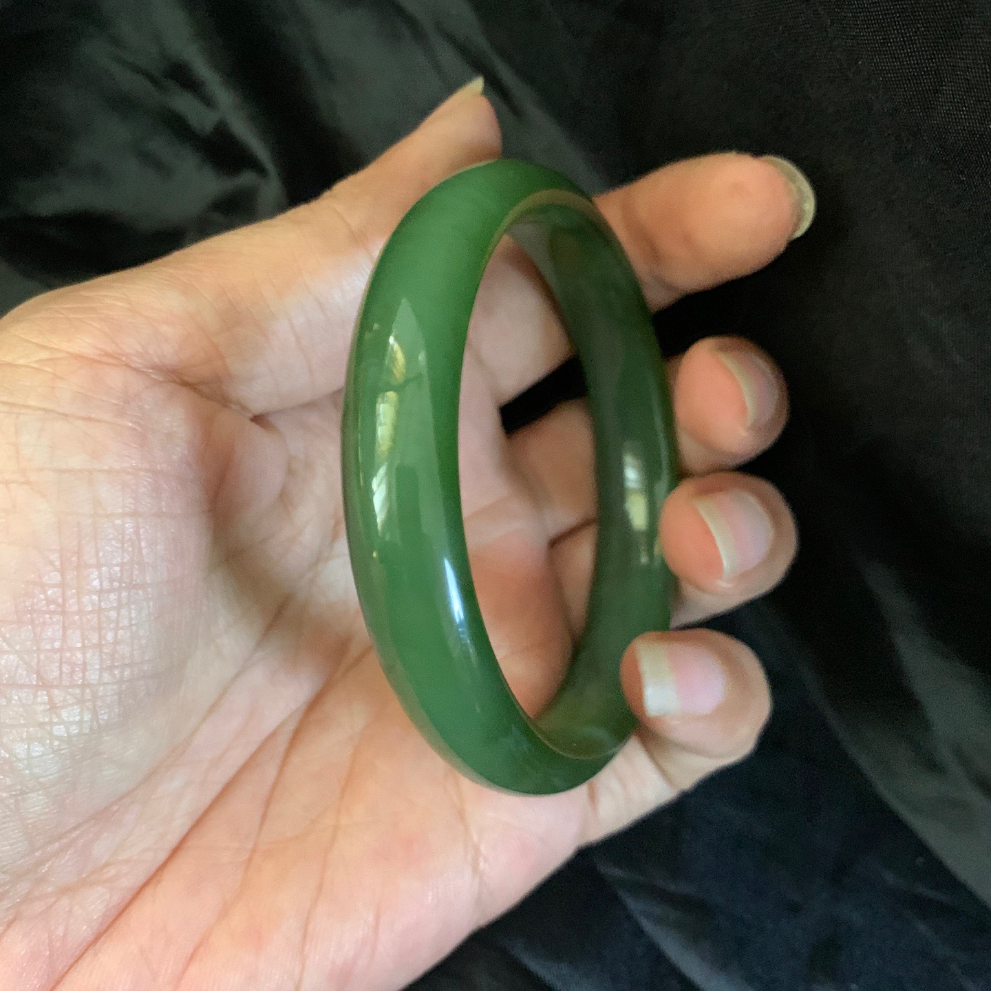 珍藏品，62圈口和田玉碧玉冰底菠菜绿手镯【挽间柔情】，和田玉62圈口手镯，镯型古朴典雅。在诗情画意的雨巷相遇，你是我腕间的一抹风情，有你眸有深情.清风荡漾湖间静水，我愿俯身低眉，在烟波涟漪处寻