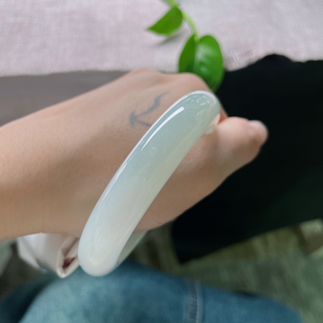 55.8/12.2/8.3，淡绿底正圈，清浅伊人，干净清透，种老，佩戴时尚，百搭，无裂，ss46978a