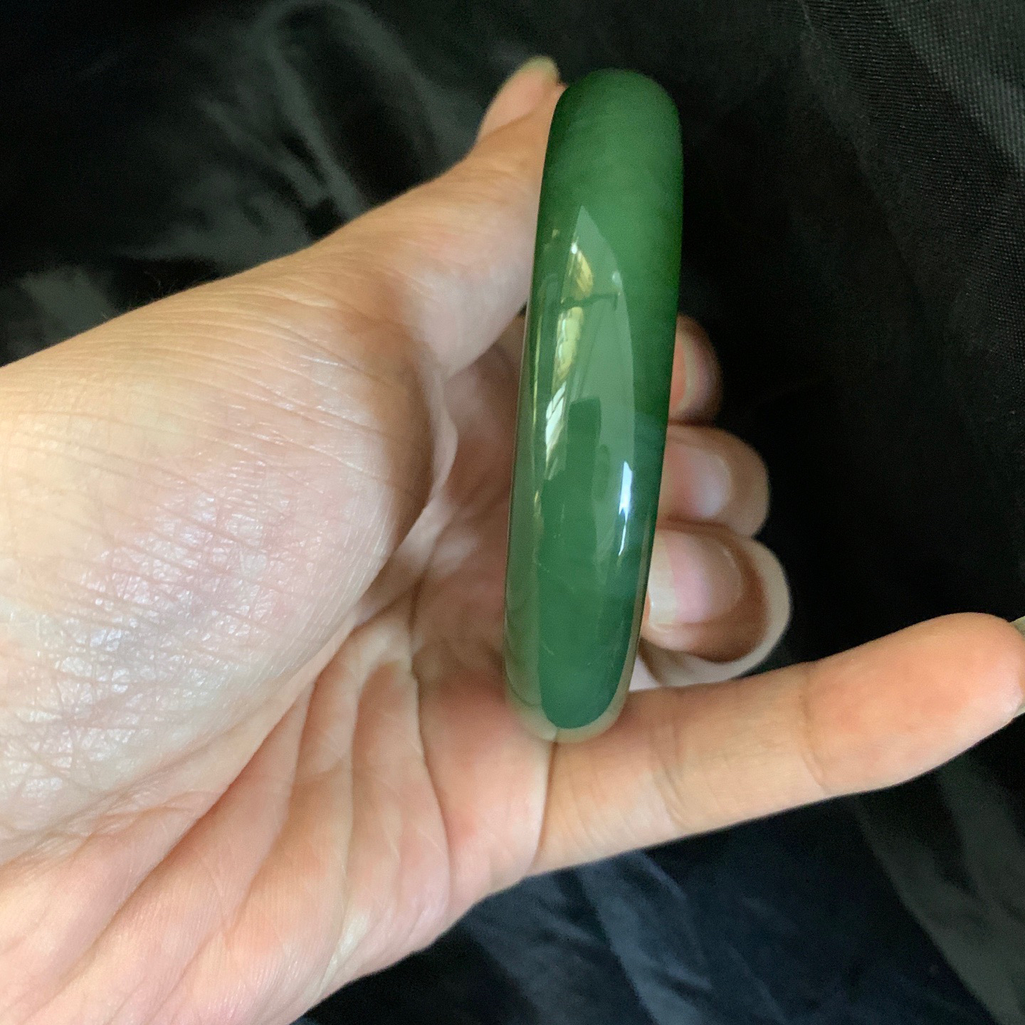 珍藏品，59.3圈口和田玉碧玉冰底菠菜绿手镯【挽间柔情】，和田玉59.3圈口手镯，镯型古朴典雅。在诗情画意的雨巷相遇，你是我腕间的一抹风情，有你眸有深情.清风荡漾湖间静水，我愿俯身低眉，在烟波涟漪处寻