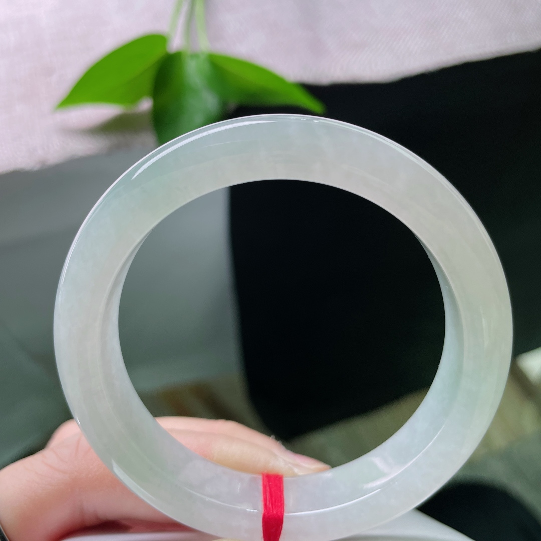 54/11.9/8.4，冰晴底正圈，晶莹玉透，种老，举手投足间尽显东方女子的温婉风骨。无裂，ss53