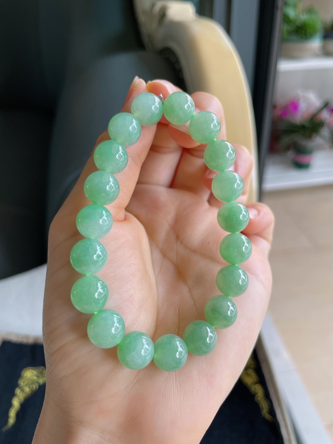 ️天然翡翠A货，冰满绿冰浅绿手串，尺寸：10mm。【编3983】