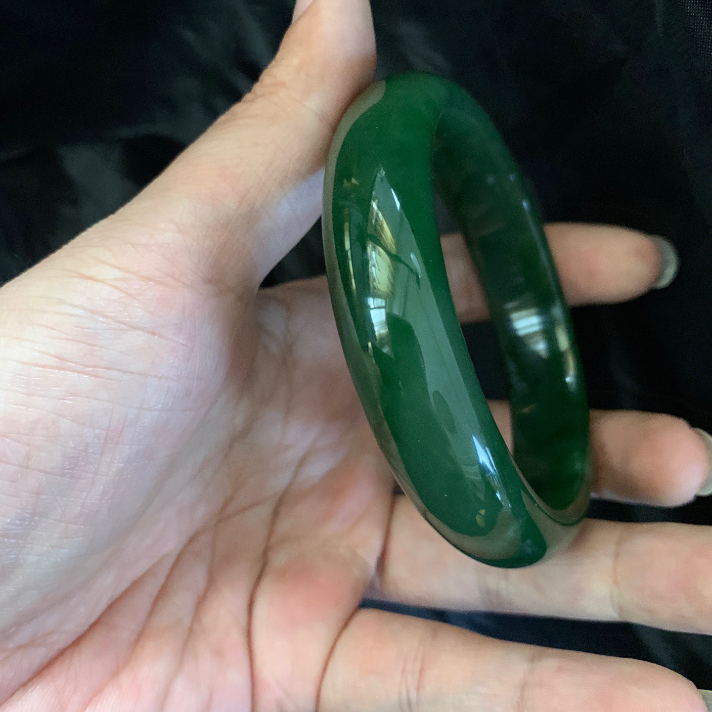 64圈口和田玉碧玉菠菜绿宽版手镯，和田玉64圈口手镯，镯型古朴典雅。在诗情画意的雨巷相遇，你是我腕间的一抹风情，有你眸有深情.清风荡漾湖间静水，我愿俯身低眉，在烟波涟漪处寻