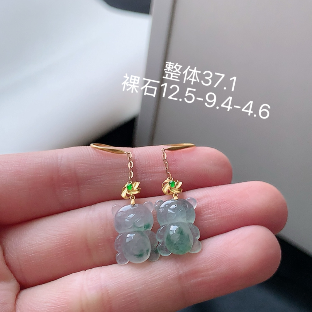 高冰飘花小熊耳坠。细腻，清透水润，佩戴精致优雅，12.5-9.4-4.6
