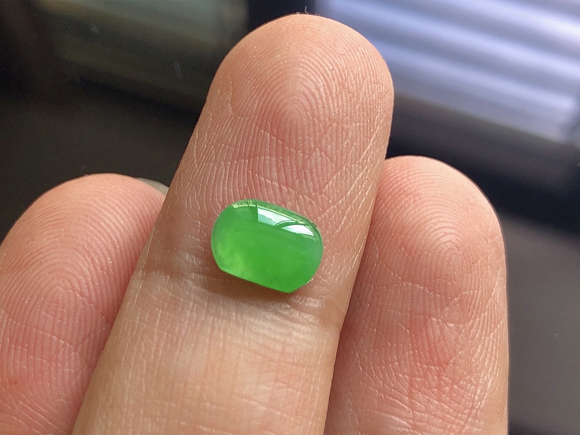 ️ 阳绿马鞍， 色泽艳阳，通透水润，玉质细腻，夺目迷人，镶嵌效果，品相，无裂，尺寸7.7*5.6*2.2
