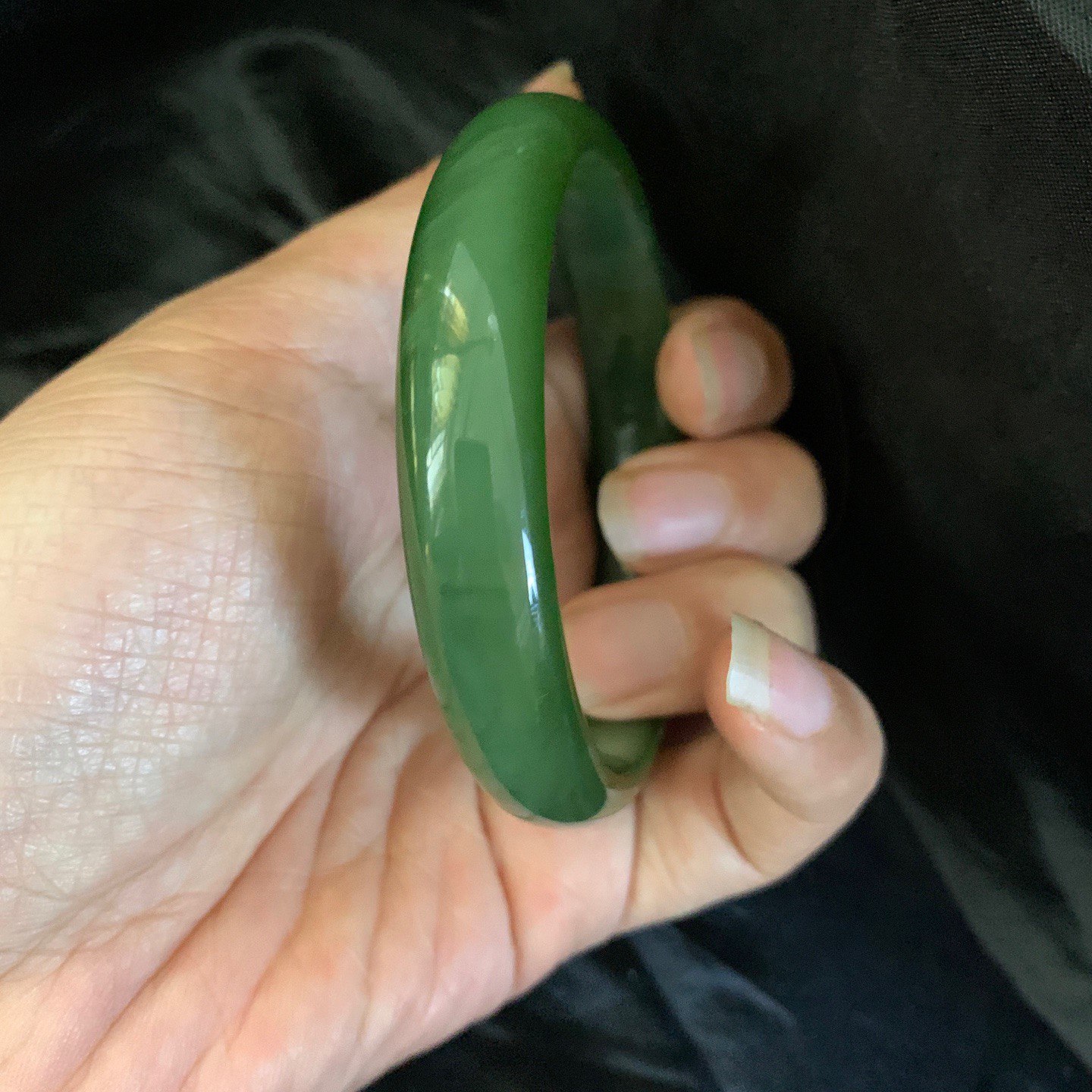 珍藏品，62圈口和田玉碧玉冰底菠菜绿手镯【挽间柔情】，和田玉62圈口手镯，镯型古朴典雅。在诗情画意的雨巷相遇，你是我腕间的一抹风情，有你眸有深情.清风荡漾湖间静水，我愿俯身低眉，在烟波涟漪处寻