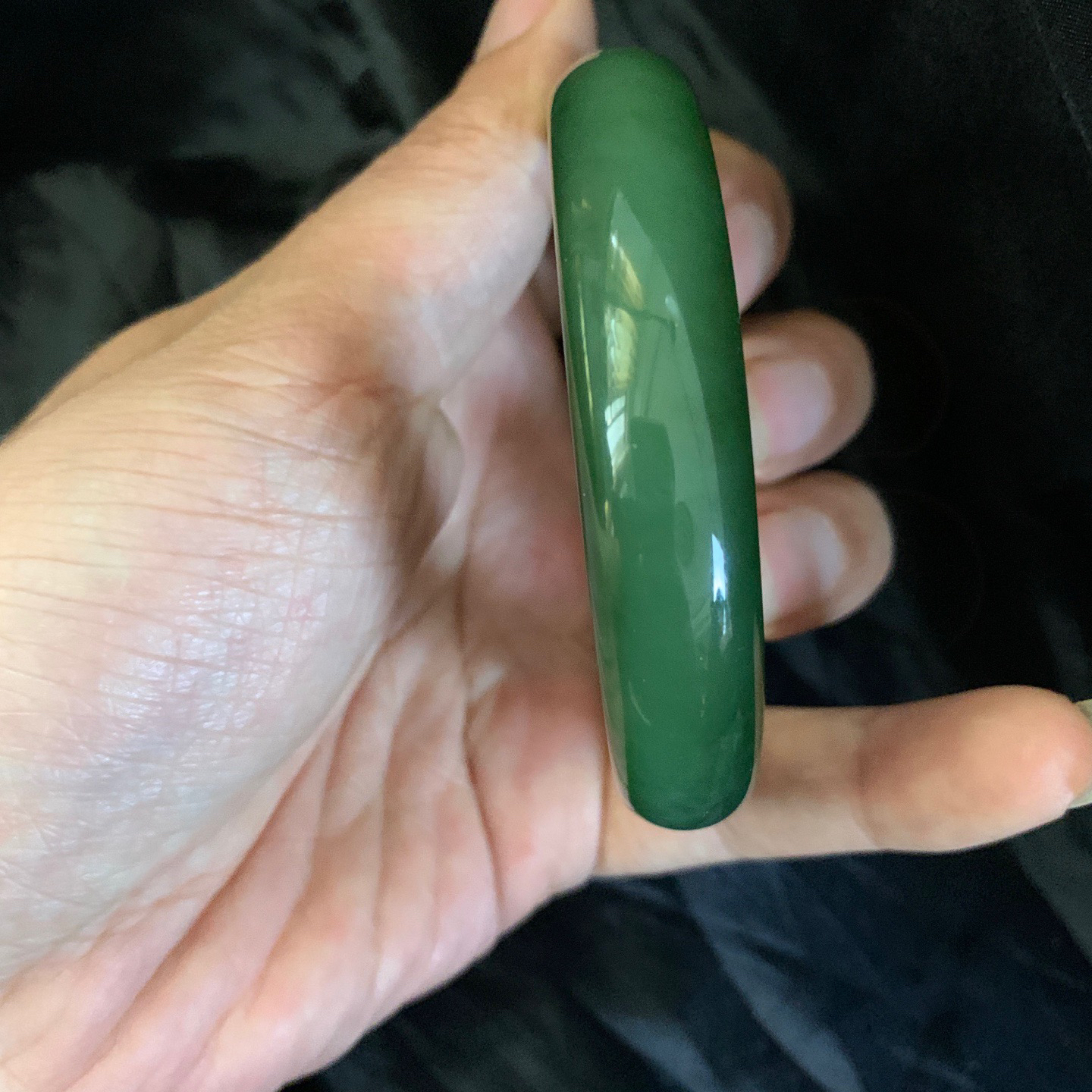 珍藏品，59.3圈口和田玉碧玉冰底菠菜绿手镯【挽间柔情】，和田玉59.3圈口手镯，镯型古朴典雅。在诗