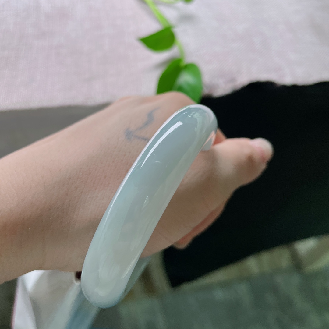 56.3/13/8.3蓝底正圈，浅笑轻柔，水头好，质地温润，耐看，百搭，无裂，ss54709a