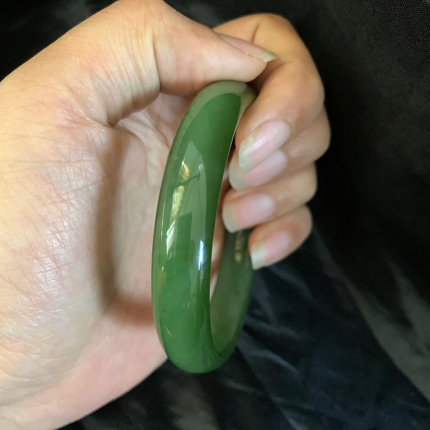 珍藏品，62圈口和田玉碧玉冰底菠菜绿手镯【挽间柔情】，和田玉62圈口手镯，镯型古朴典雅。在诗情画意的雨巷相遇，你是我腕间的一抹风情，有你眸有深情.清风荡漾湖间静水，我愿俯身低眉，在烟波涟漪处寻