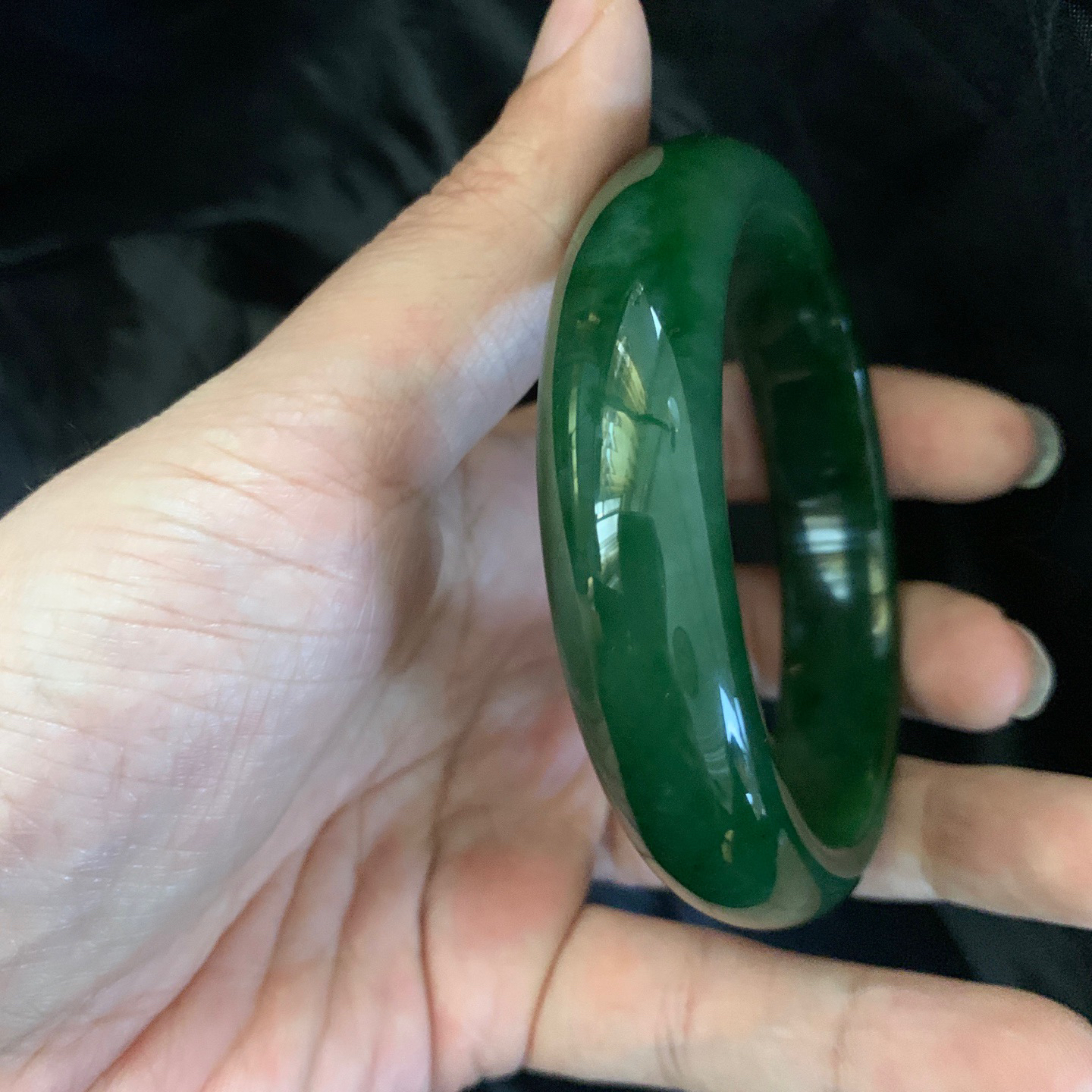 64圈口和田玉碧玉菠菜绿宽版手镯，和田玉64圈口手镯，镯型古朴典雅。在诗情画意的雨巷相遇，你是我腕间