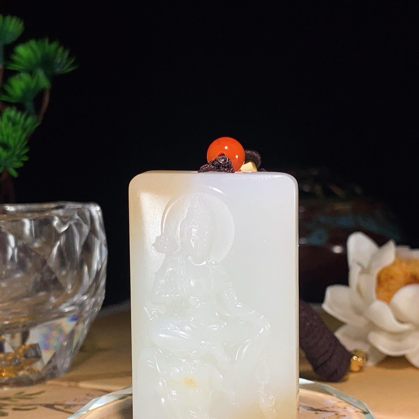 和田玉白玉普贤菩萨挂件 尺寸51/31/7.5重40克。玉质细腻油润。手推出油。佩戴高端典雅。lt260528