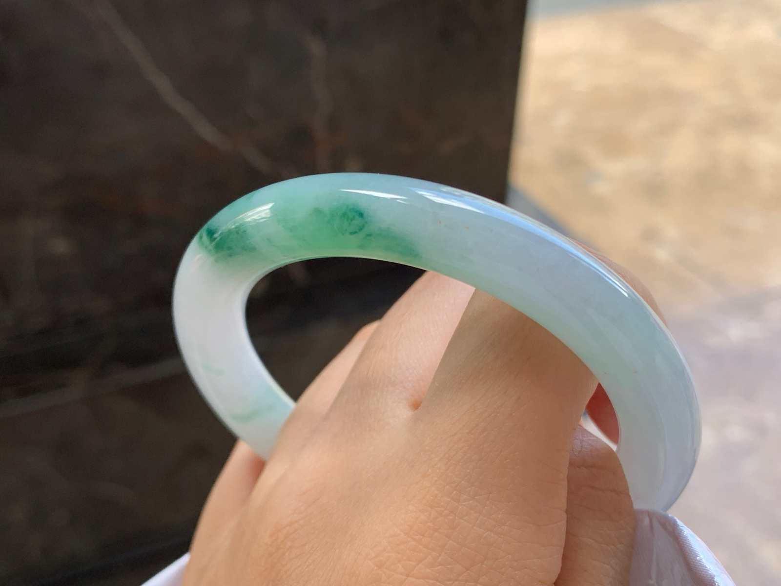 56-10.1

绿花圆条手镯^_^细腻