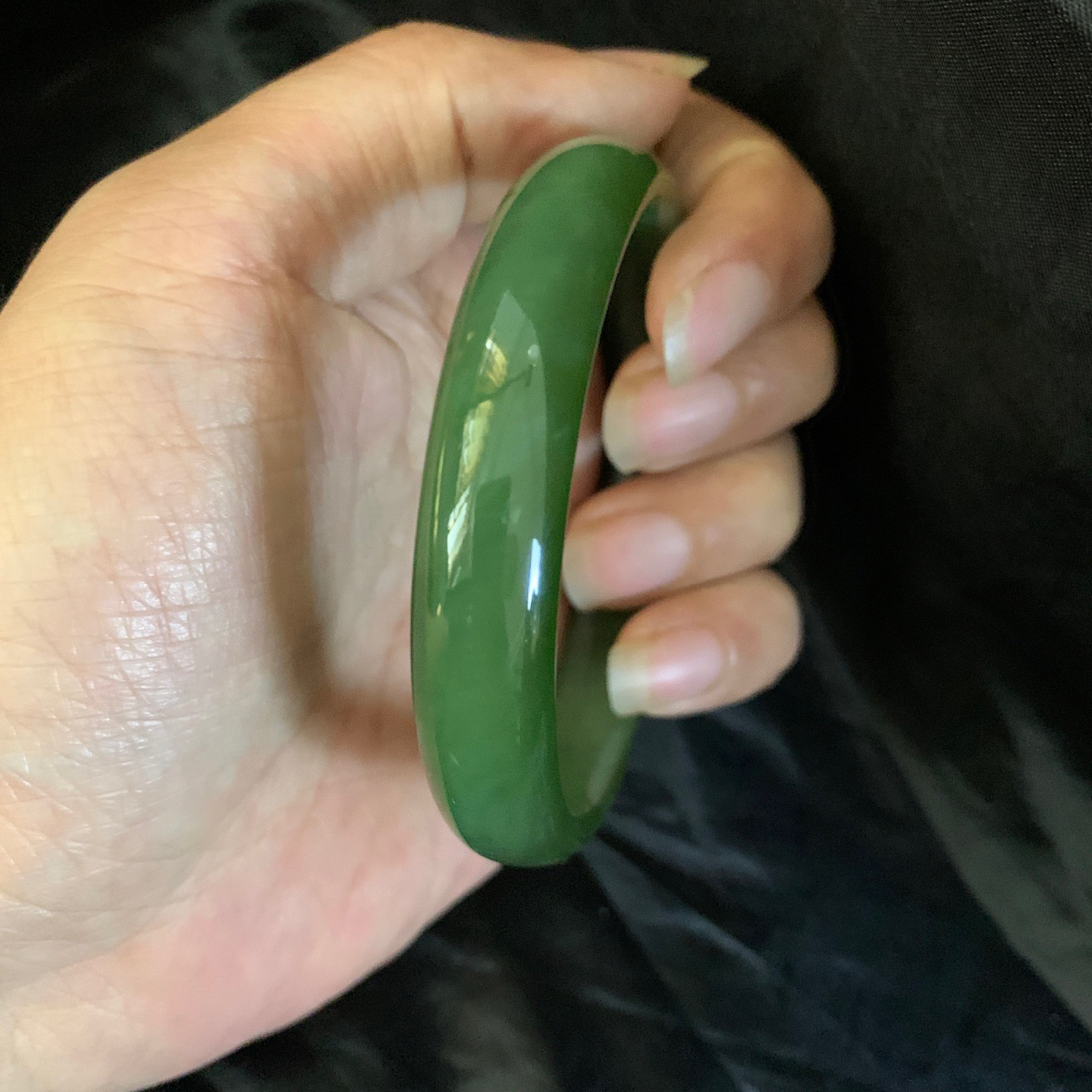 珍藏品，62圈口和田玉碧玉冰底菠菜绿手镯【挽间柔情】，和田玉62圈口手镯，镯型古朴典雅。在诗情画意的