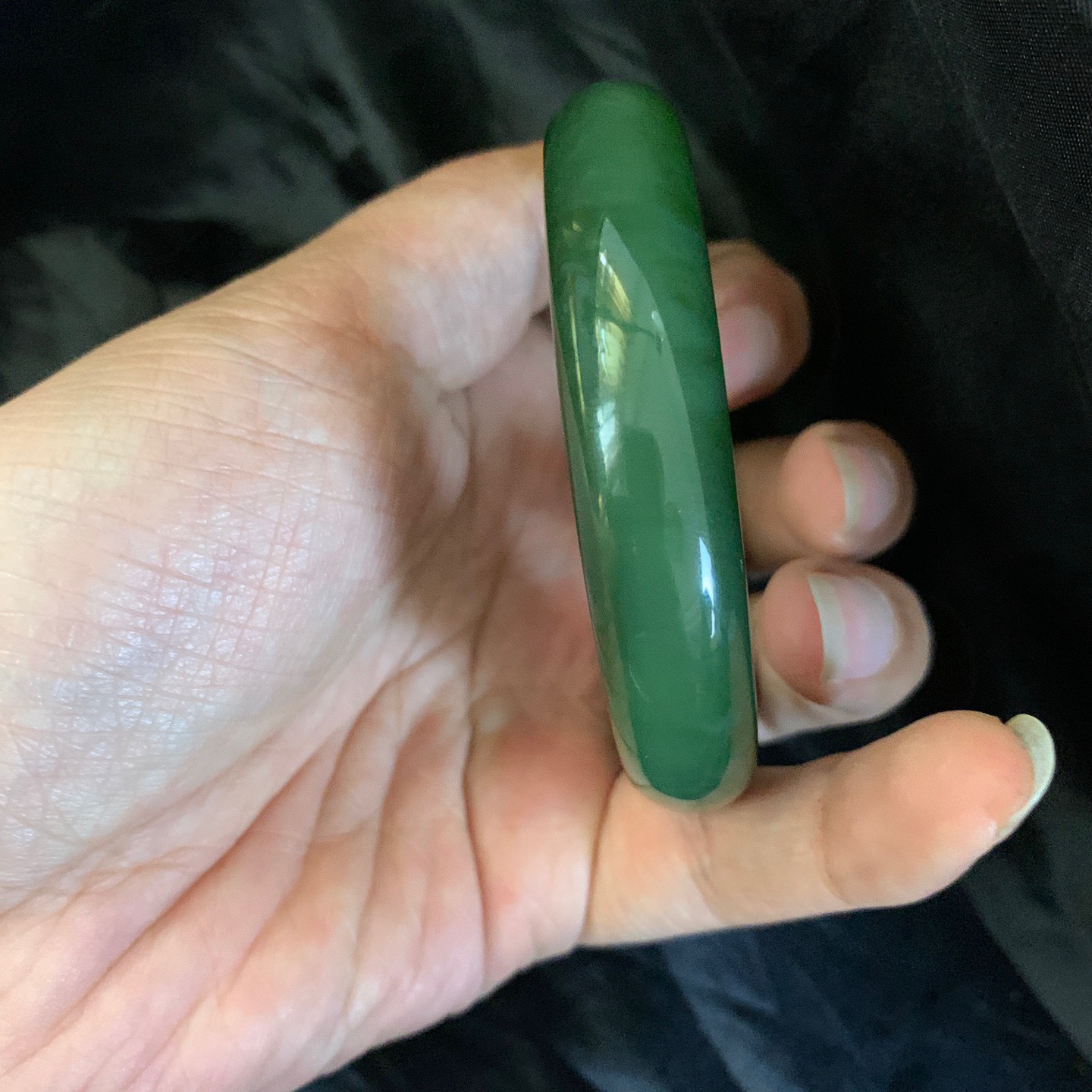 珍藏品，59.3圈口和田玉碧玉冰底菠菜绿手镯【挽间柔情】，和田玉59.3圈口手镯，镯型古朴典雅。在诗情画意的雨巷相遇，你是我腕间的一抹风情，有你眸有深情.清风荡漾湖间静水，我愿俯身低眉，在烟波涟漪处寻