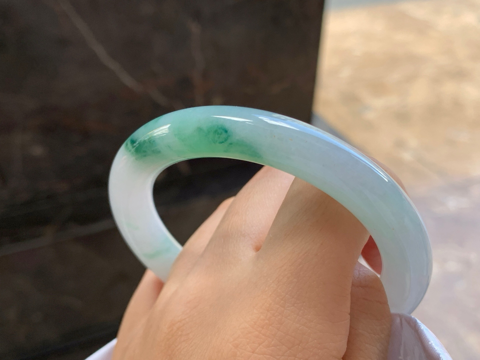 56-10.1

绿花圆条手镯^_^细腻