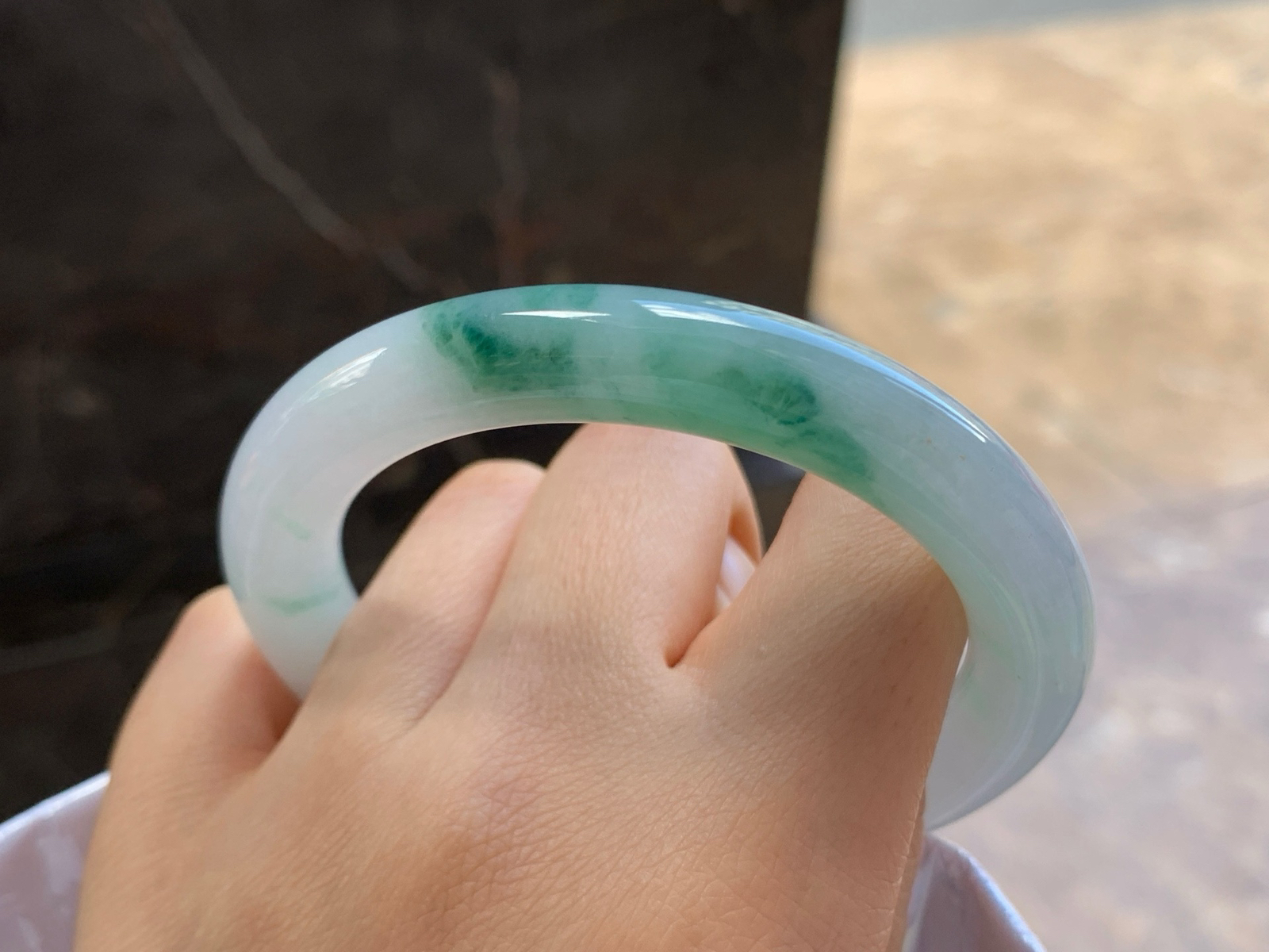 56-10.1

绿花圆条手镯^_^细腻