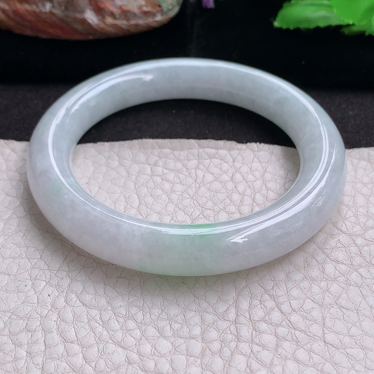 n实拍53.5*11*10.5美人镯 缅甸翡翠a货玉手镯清新飘绿圆条玉手环