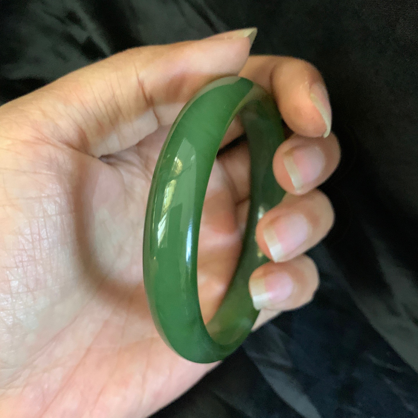 珍藏品，62圈口和田玉碧玉冰底菠菜绿手镯【挽间柔情】，和田玉62圈口手镯，镯型古朴典雅。在诗情画意的雨巷相遇，你是我腕间的一抹风情，有你眸有深情.清风荡漾湖间静水，我愿俯身低眉，在烟波涟漪处寻
