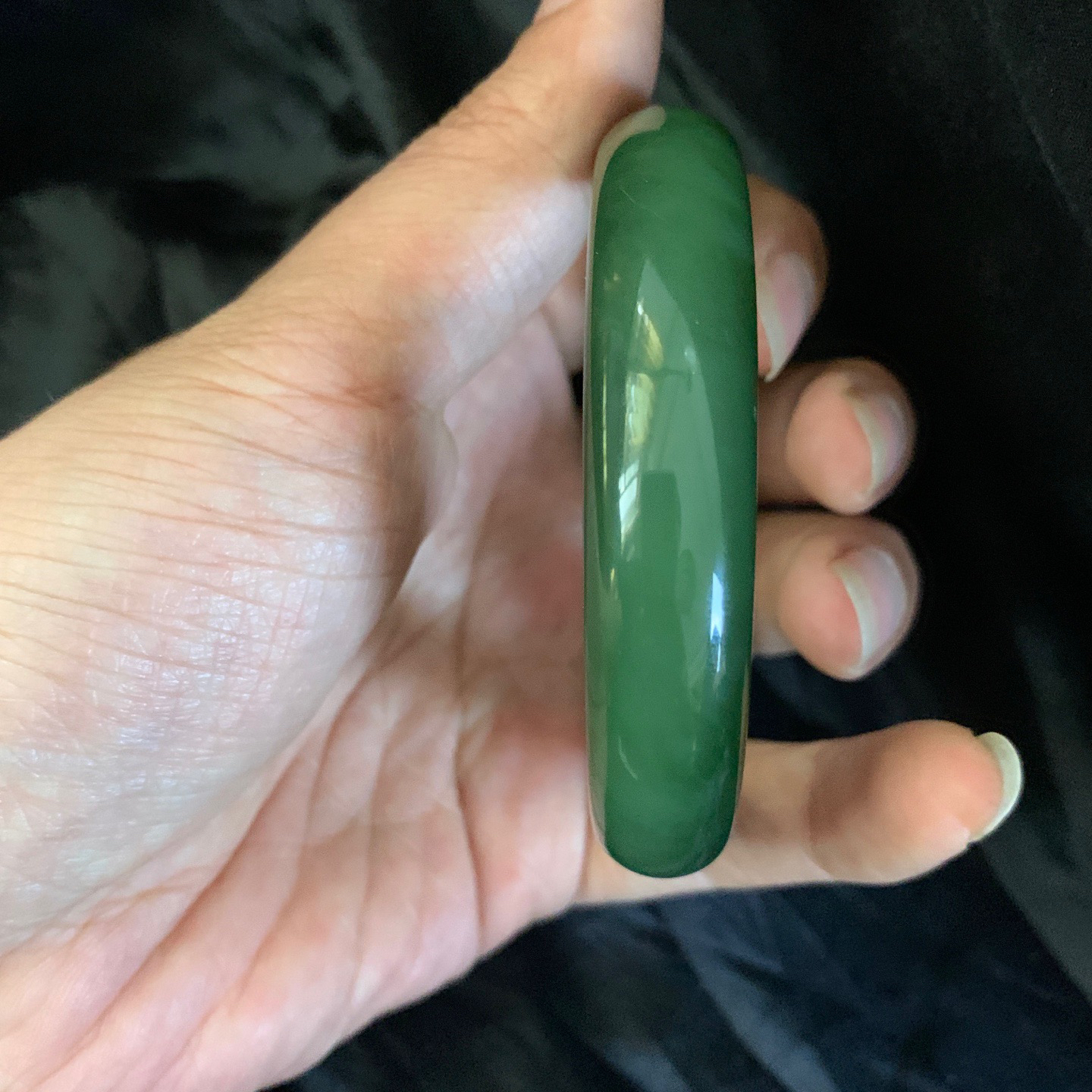 珍藏品，59.3圈口和田玉碧玉冰底菠菜绿手镯【挽间柔情】，和田玉59.3圈口手镯，镯型古朴典雅。在诗情画意的雨巷相遇，你是我腕间的一抹风情，有你眸有深情.清风荡漾湖间静水，我愿俯身低眉，在烟波涟漪处寻