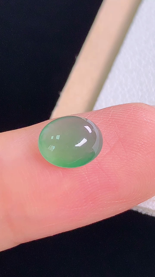 ️冰晴蛋面，无裂，尺寸:7.6-6.2-3.2mm 25