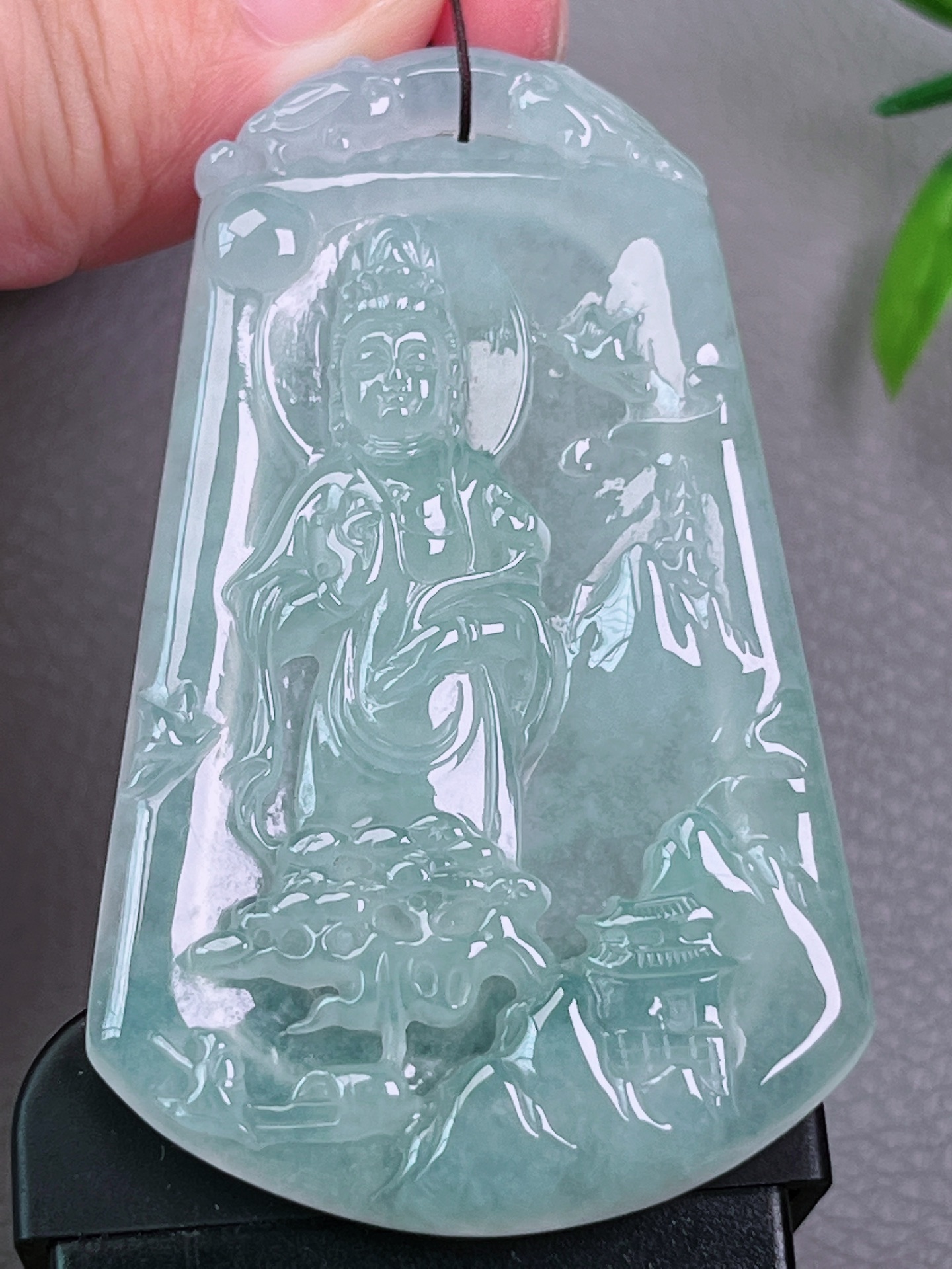 高冰种山水观音牌，无裂，油洁精致，冰透水润，起荧光，尺寸：67.5-40.9-6.5