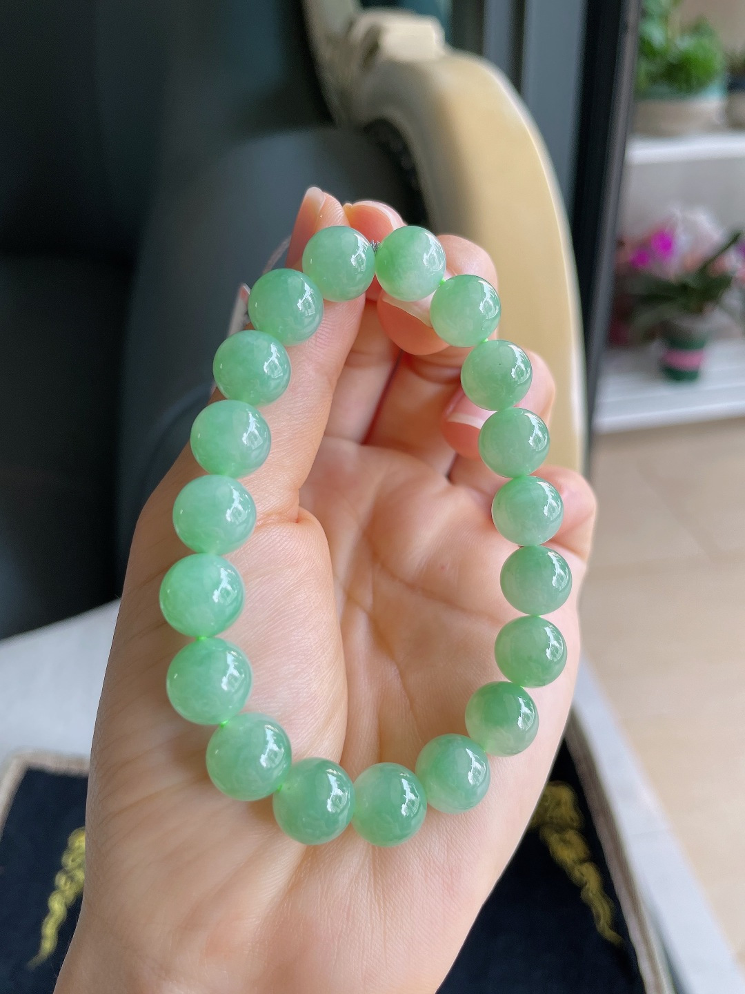 ️天然翡翠A货，冰满绿冰浅绿手串，尺寸：10mm。【编3983】