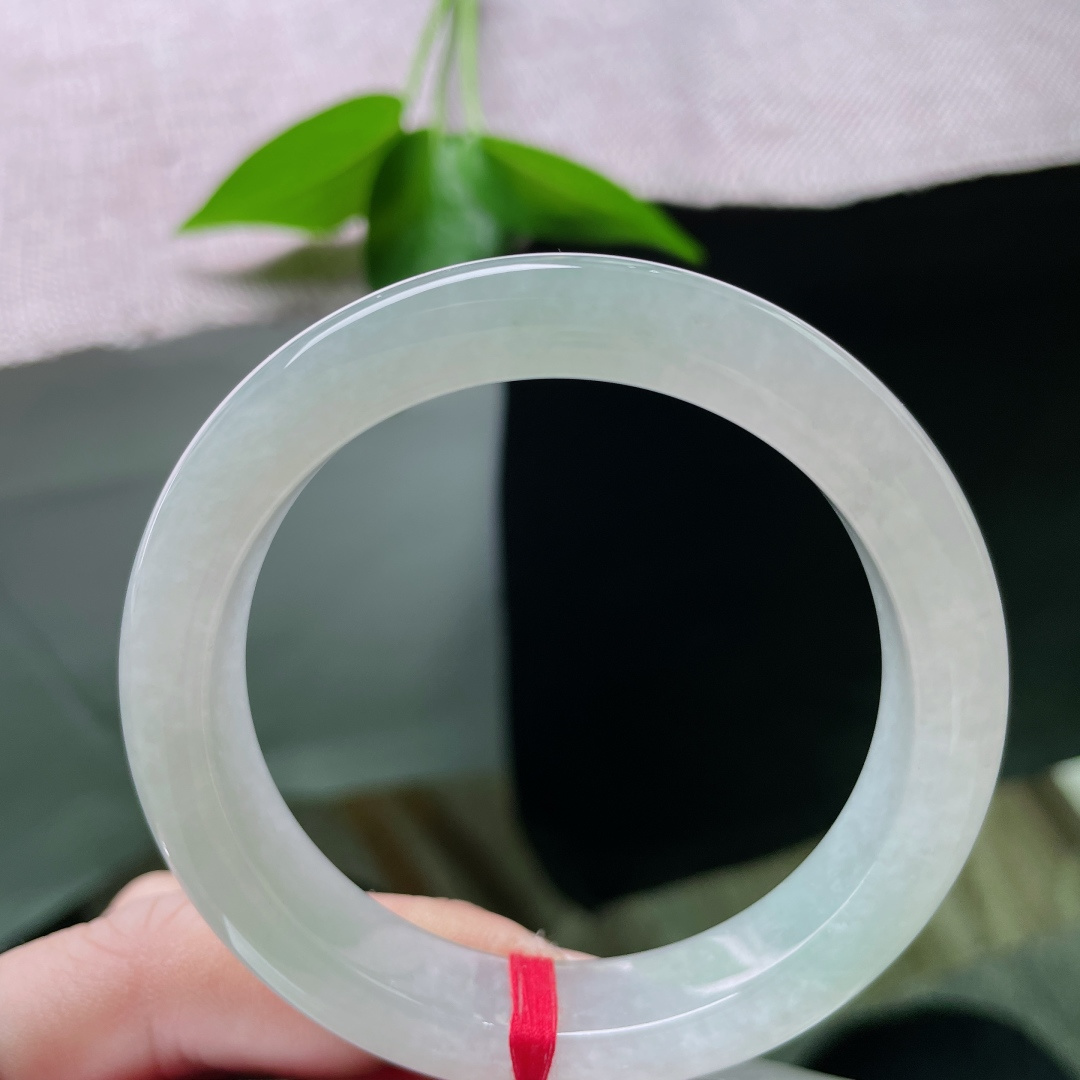 54/11.9/8.4，冰晴底正圈，晶莹玉透，种老，举手投足间尽显东方女子的温婉风骨。无裂，ss53633a