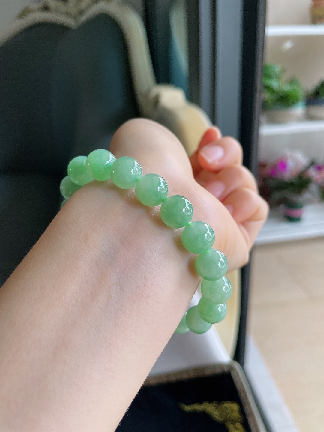 ️天然翡翠A货，冰满绿冰浅绿手串，尺寸：10mm。【编3983】