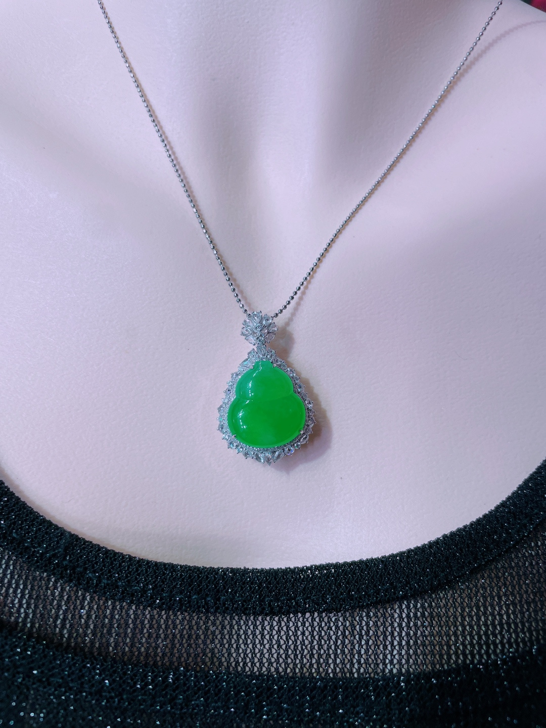 ️高冰绿葫芦吊坠，晶莹剔透，新颖时尚，无裂，35.8