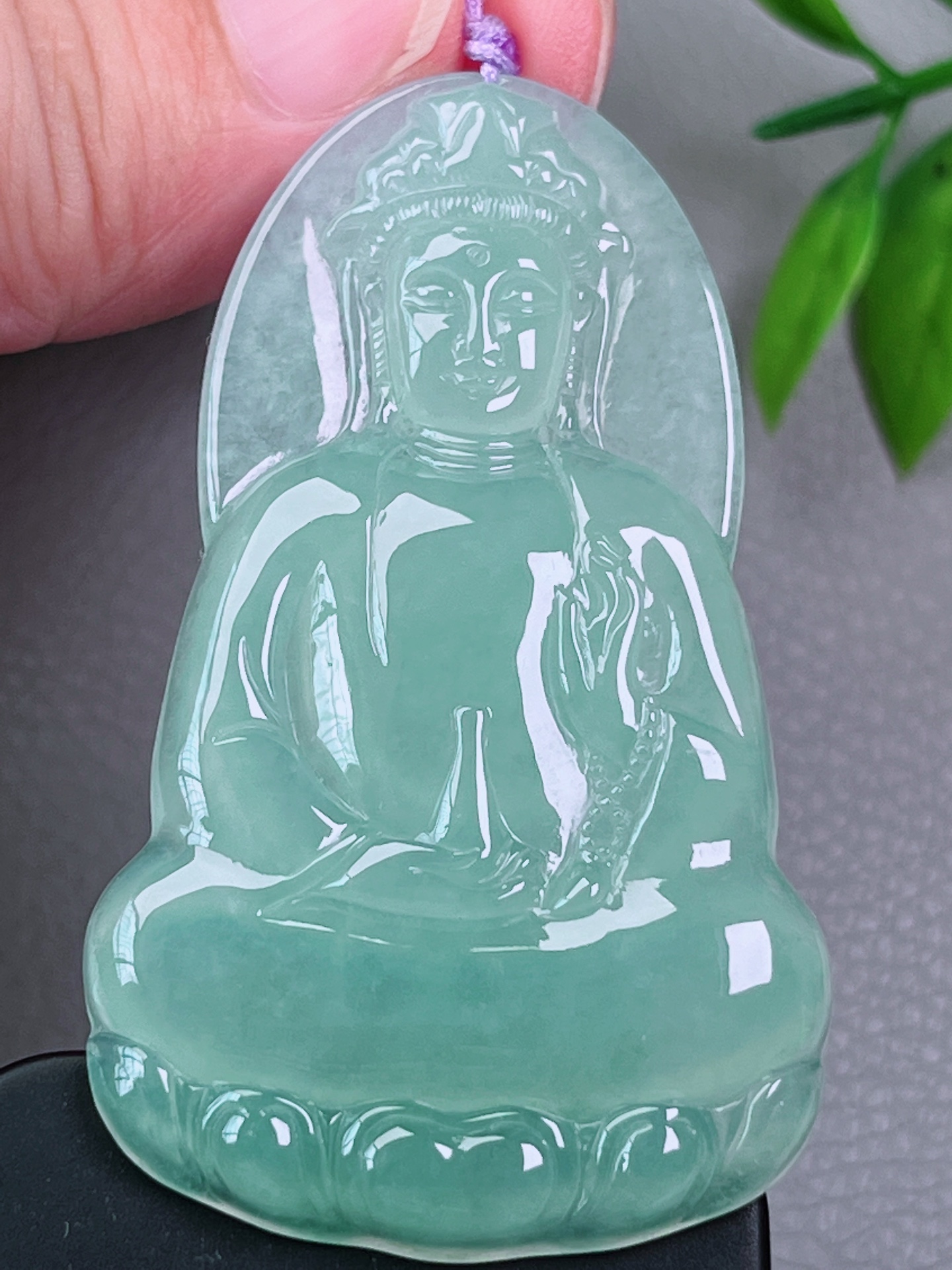 高冰种晴水素衣观音，无裂，油洁大方，冰透水润，起荧光，尺寸：63-37.2-5.5