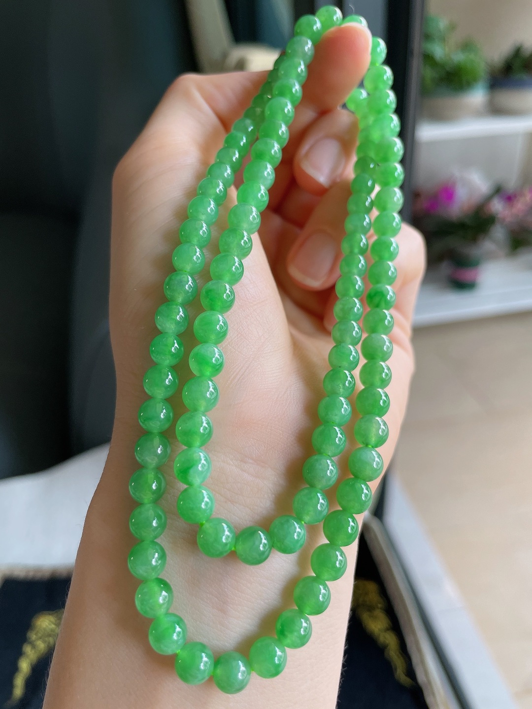缅甸天然翡翠A货，冰满绿珠链，尺寸：6mm94颗。【编3942】