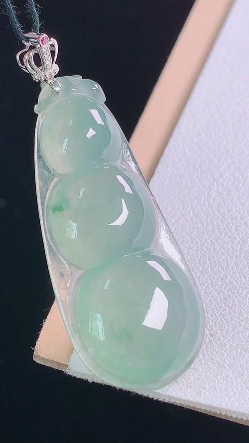 18K冰晴四季豆吊坠，无裂，尺寸:47.7-40.6-17.5-5.9mm 25