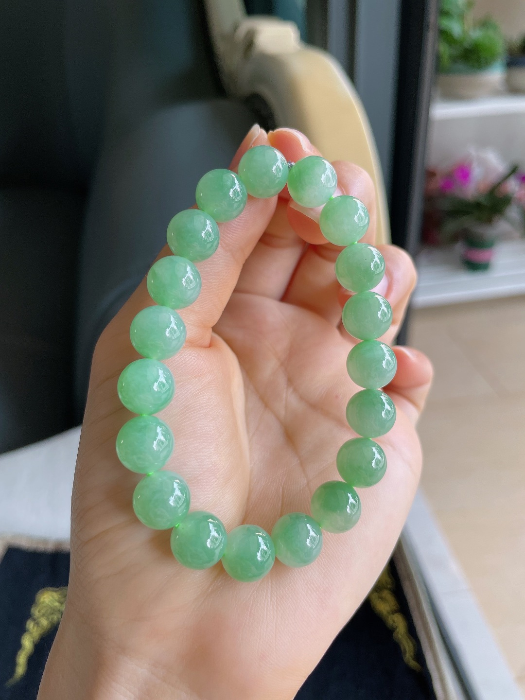 ️天然翡翠A货，冰满绿冰浅绿手串，尺寸：10mm。【编3983】