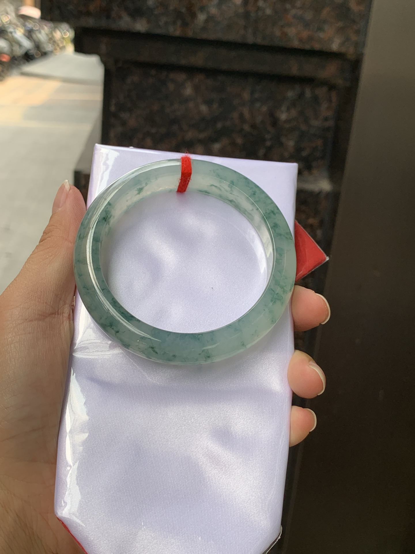 冰飘花正圈 58-12.4-9 0529-N829 打灯纹裂，底妆冰润细腻，冰底中开出了朵朵蓝花，飘花灵动飘逸，勾勒出一幅唯美诗意的山水意境画，古典优雅又秀气