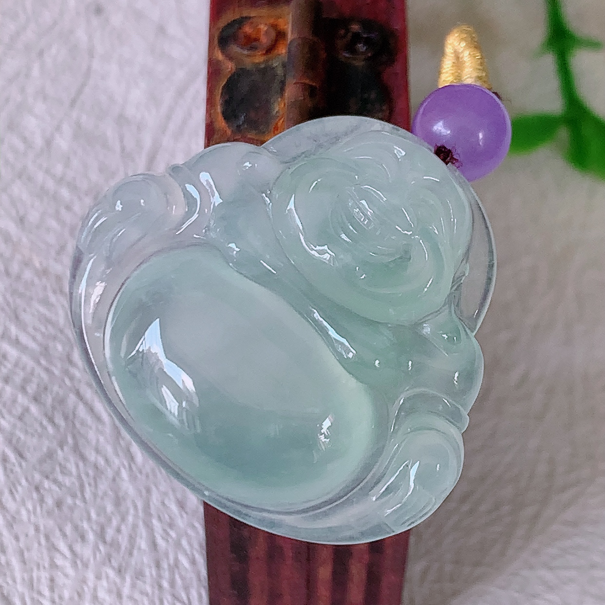 自然光实拍，冰种翡翠佛公吊坠，饱满， 种水上乘，晶莹剔透，起强玻璃光泽。佛公亦保平安，寓意有福（佛公）相伴，品相佳， 配戴优雅迷人！#50尺寸 27.5*25.5*5.8