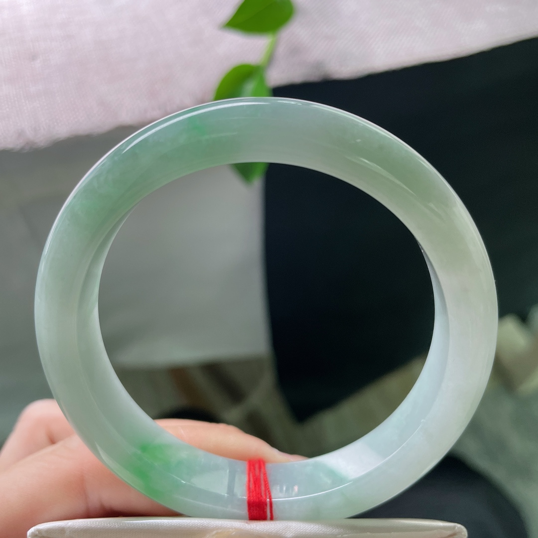 58.8/12.1/8.2，飘绿正圈，水润，细腻，贵气，耐看下，优雅，有纹，ss52573a