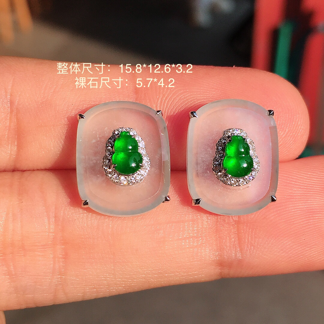 阳绿葫芦耳钉，色泽均匀艳丽，玉质细腻，荧光感超
强，饱满圆润，简单大方，尽显优雅气质，18k
金豪华镶嵌