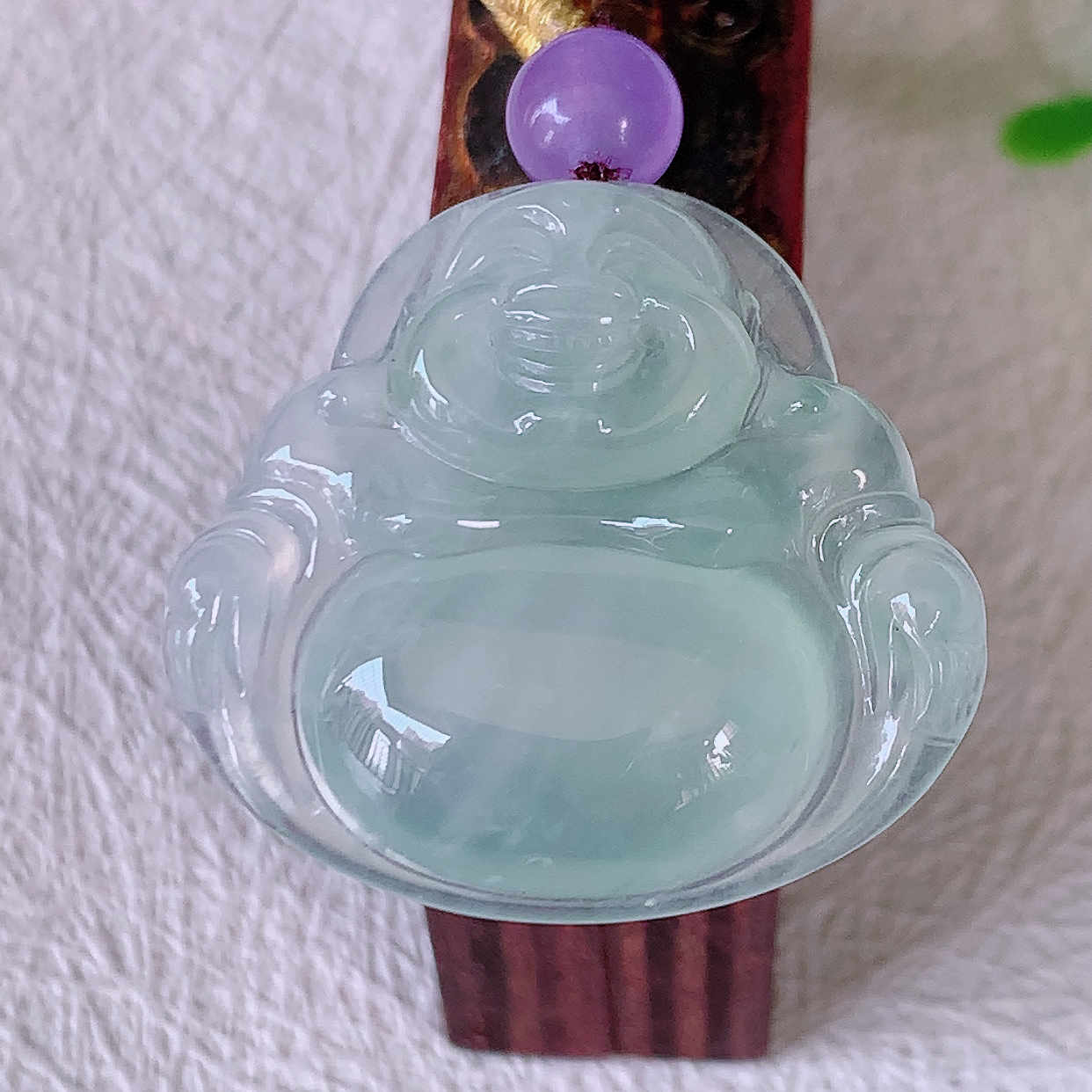 自然光实拍，冰种翡翠佛公吊坠，饱满， 种水上乘，晶莹剔透，起强玻璃光泽。佛公亦保平安，寓意有福（佛公）相伴，品相佳， 配戴优雅迷人！#50尺寸 27.5*25.5*5.8