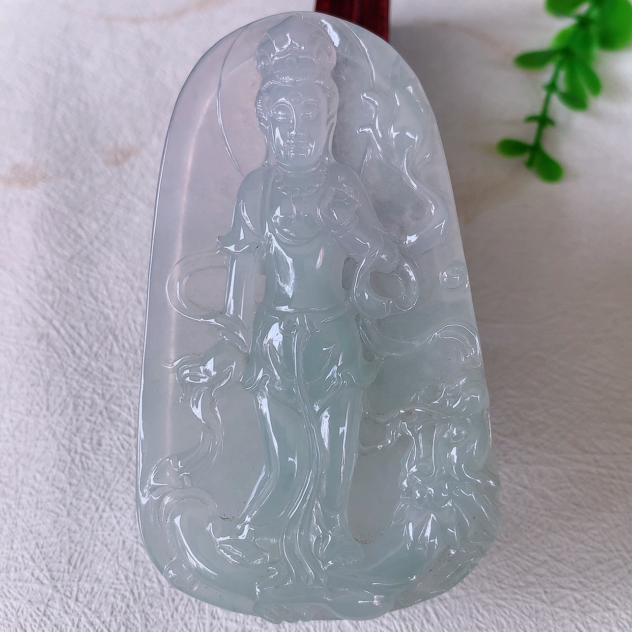 自然光实拍，冰种翡翠观音牌吊坠，赐福翡翠观音，冰透，观音面相慈祥，雕琢细致， 佩戴气质！#50尺寸8