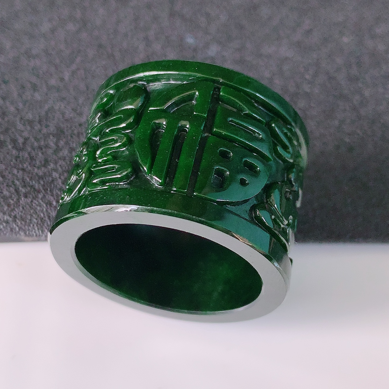 自然光实拍，23.6mm内径辣绿翡翠扳指，冰润指环，玉扳指，戒指，财源滚滚，玉质细腻起胶，32圈口，