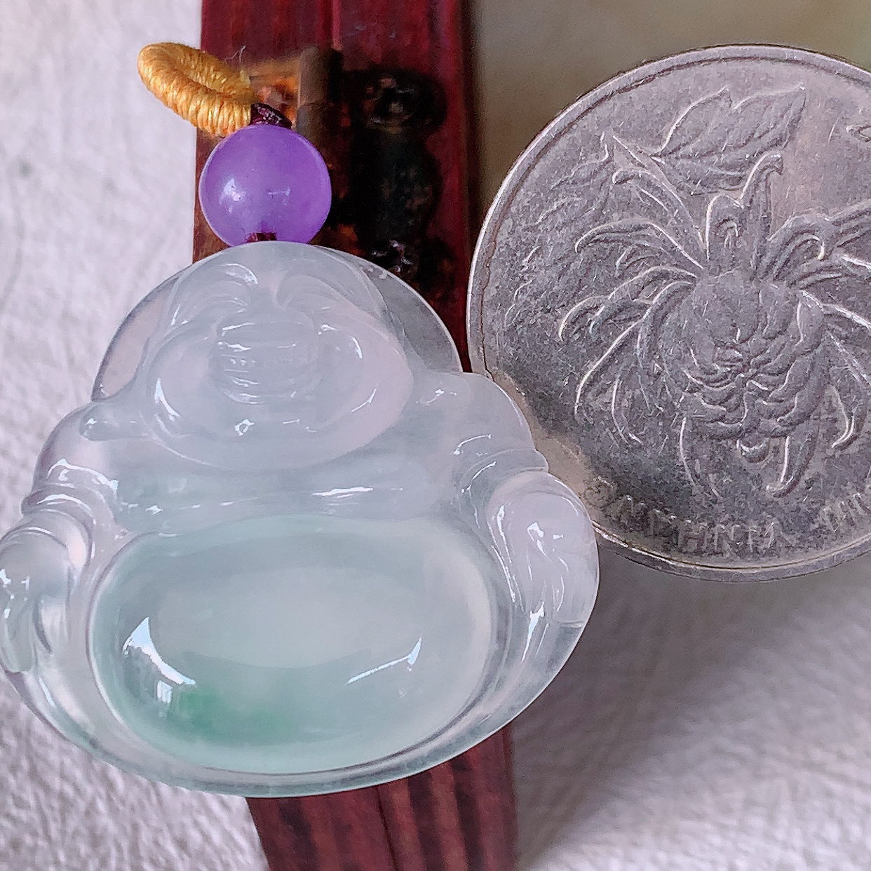 自然光实拍，冰种飘花翡翠佛公吊坠，饱满，种水上乘，晶莹剔透，起强玻璃光泽。佛公亦保平安，寓意有福（佛公）相伴，品相佳， 配戴优雅迷人！#a50尺寸27.8-25-6
