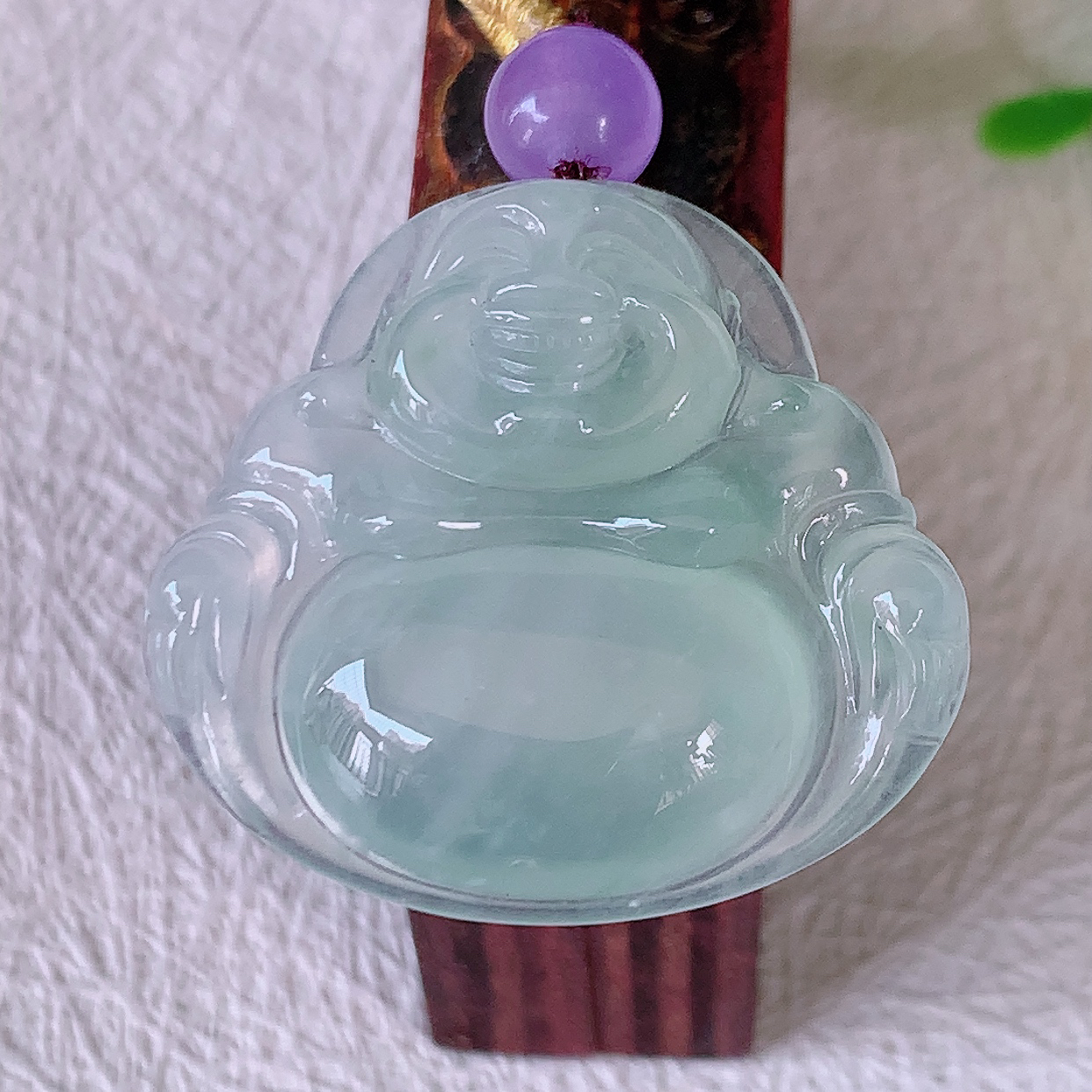自然光实拍，冰种翡翠佛公吊坠，饱满， 种水上乘，晶莹剔透，起强玻璃光泽。佛公亦保平安，寓意有福（佛公