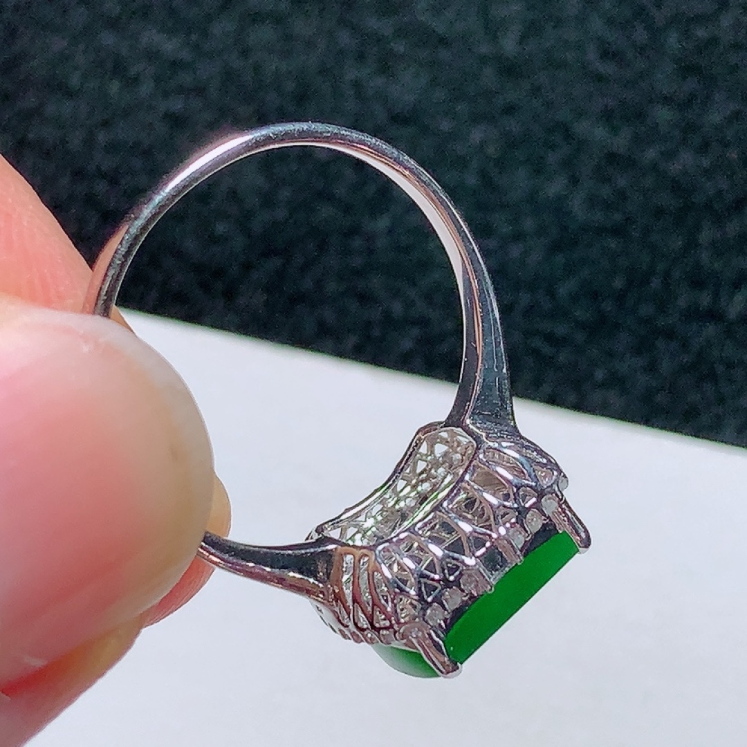 18k金镶嵌冰种阳绿方牌戒指，种老水头好，又冰又润，饱满无裂：11.7/10.6/5.6mm裸石：9.8/8.2/1.6mm圈口：14号