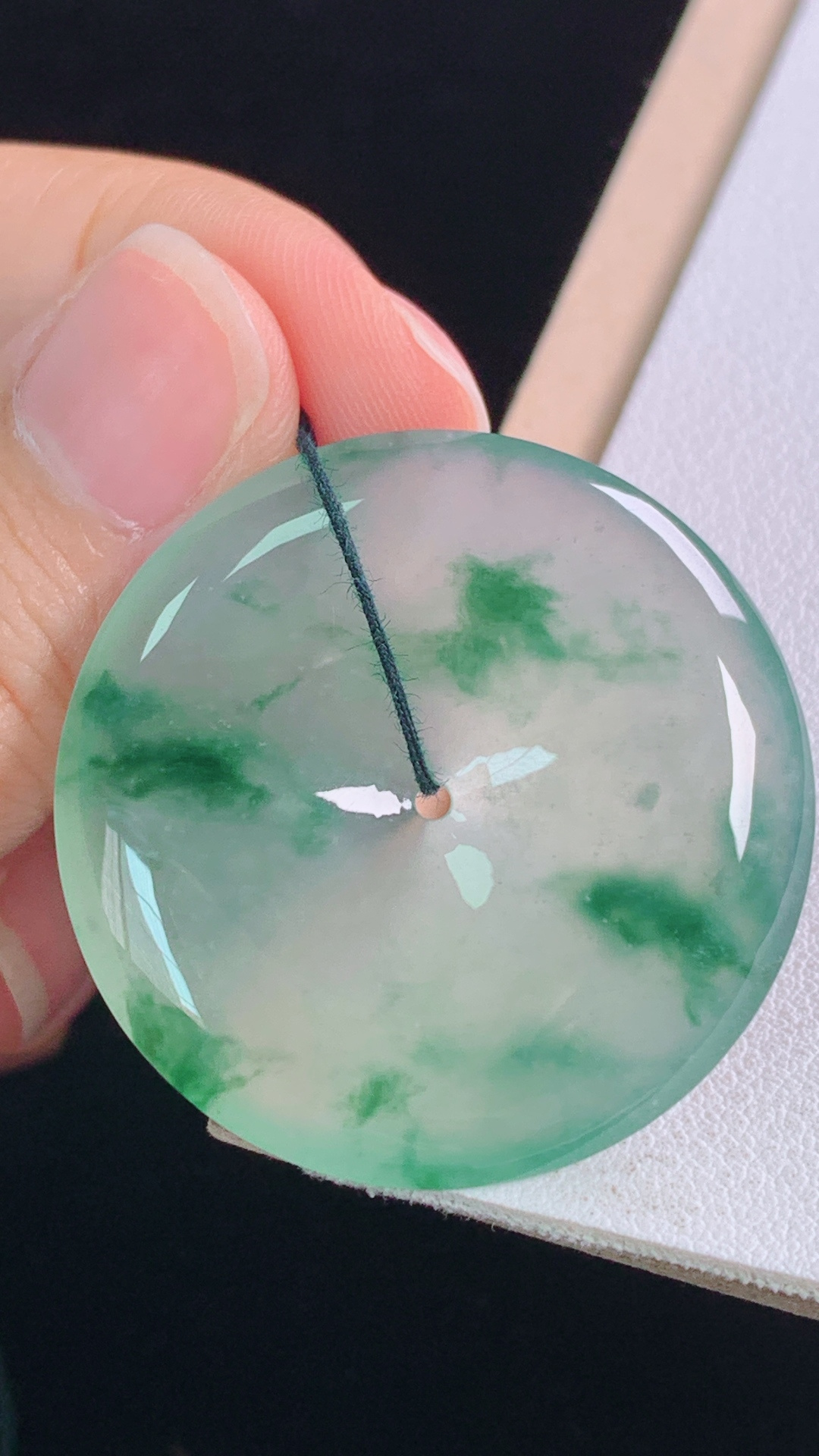 冰晴飘花平安扣 种色俱佳，花色灵动，无裂 尺寸:34.5-5.4mm 26