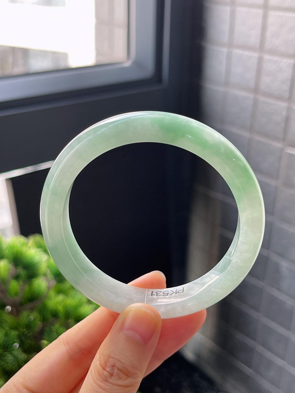 正圈58.2圈口，翡翠糯化种淡绿色手镯